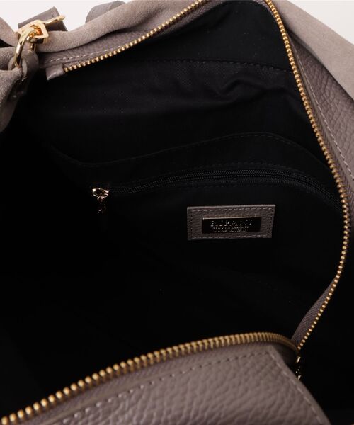 RIPANI(リパーニ)の「【RIPANI】レザーハンドルスエードバッグ(Q56376)(ハンドバッグ・レディース・ダークグレー・ALL)」の4枚目の写真