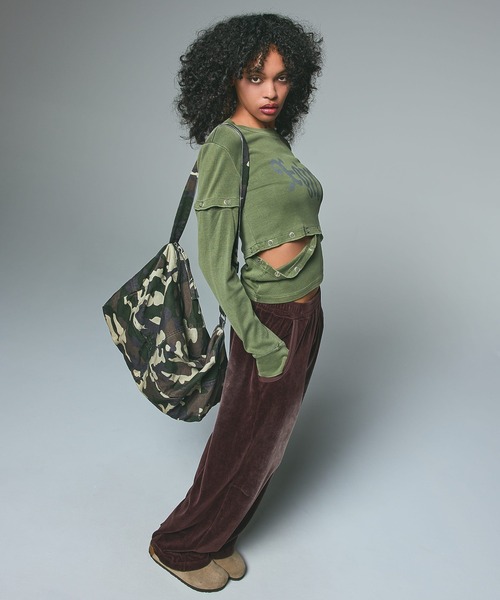 X-girl(エックスガール)の「DUFFLE BAG(ショルダーバッグ・レディース・カモフラージュ/ライトインディゴブルー・ONE SIZE)」の12枚目の写真