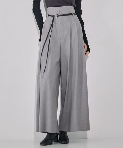 UNITED TOKYO（ユナイテッドトウキョウ）の「【残りわずか！】リングベルトタックワイドパンツ｜ウォッシャブル/防シワ/セットアップ/オフィスカジュアル/オケージョン/細見え/春服（その他パンツ・レディース・グレー/ブラック・1/2）」の2枚目の写真
