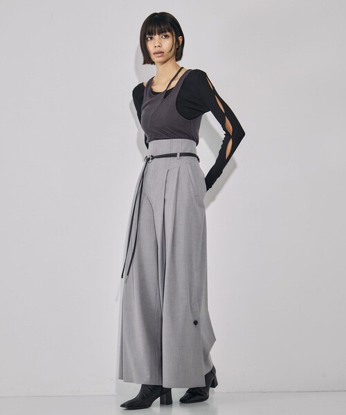 UNITED TOKYO（ユナイテッドトウキョウ）の「【残りわずか！】リングベルトタックワイドパンツ｜ウォッシャブル/防シワ/セットアップ/オフィスカジュアル/オケージョン/細見え/春服（その他パンツ・レディース・グレー/ブラック・1/2）」の3枚目の写真