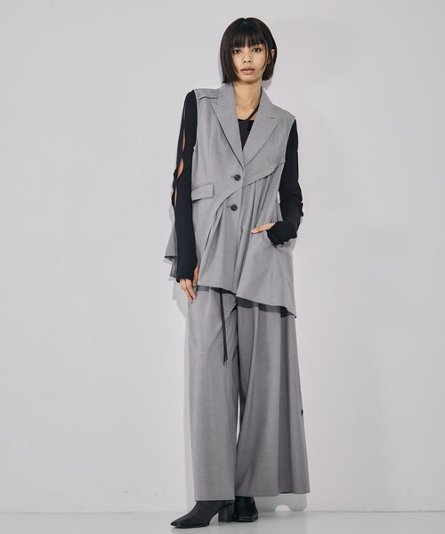 UNITED TOKYO（ユナイテッドトウキョウ）の「【残りわずか！】リングベルトタックワイドパンツ｜ウォッシャブル/防シワ/セットアップ/オフィスカジュアル/オケージョン/細見え/春服（その他パンツ・レディース・グレー/ブラック・1/2）」の4枚目の写真