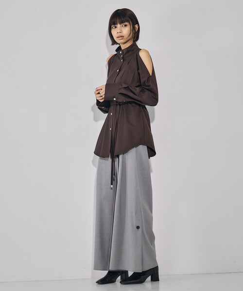UNITED TOKYO（ユナイテッドトウキョウ）の「【残りわずか！】リングベルトタックワイドパンツ｜ウォッシャブル/防シワ/セットアップ/オフィスカジュアル/オケージョン/細見え/春服（その他パンツ・レディース・グレー/ブラック・1/2）」の5枚目の写真