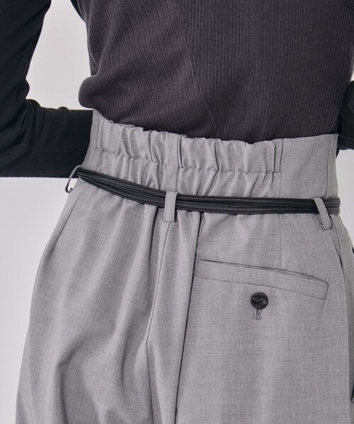 UNITED TOKYO（ユナイテッドトウキョウ）の「【残りわずか！】リングベルトタックワイドパンツ｜ウォッシャブル/防シワ/セットアップ/オフィスカジュアル/オケージョン/細見え/春服（その他パンツ・レディース・グレー/ブラック・1/2）」の9枚目の写真