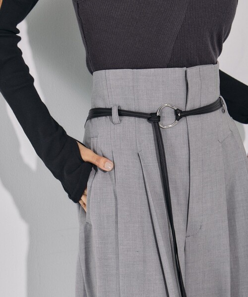 UNITED TOKYO（ユナイテッドトウキョウ）の「【残りわずか！】リングベルトタックワイドパンツ｜ウォッシャブル/防シワ/セットアップ/オフィスカジュアル/オケージョン/細見え/春服（その他パンツ・レディース・グレー/ブラック・1/2）」の10枚目の写真
