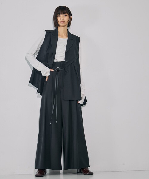 UNITED TOKYO（ユナイテッドトウキョウ）の「【残りわずか！】リングベルトタックワイドパンツ｜ウォッシャブル/防シワ/セットアップ/オフィスカジュアル/オケージョン/細見え/春服（その他パンツ・レディース・グレー/ブラック・1/2）」の13枚目の写真