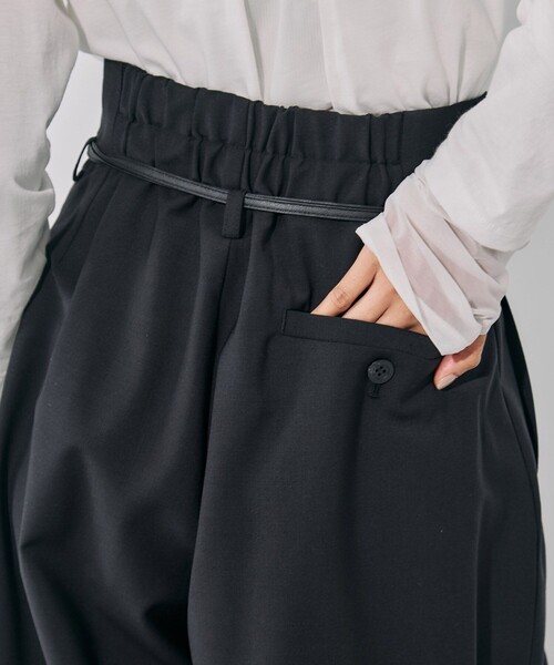 UNITED TOKYO（ユナイテッドトウキョウ）の「【残りわずか！】リングベルトタックワイドパンツ｜ウォッシャブル/防シワ/セットアップ/オフィスカジュアル/オケージョン/細見え/春服（その他パンツ・レディース・グレー/ブラック・1/2）」の17枚目の写真