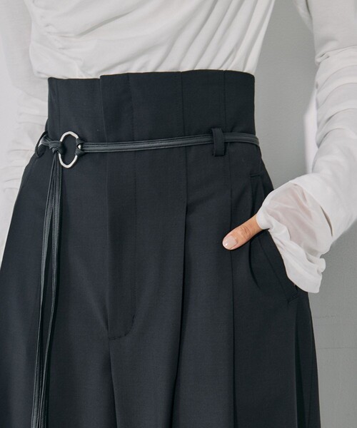 UNITED TOKYO（ユナイテッドトウキョウ）の「【残りわずか！】リングベルトタックワイドパンツ｜ウォッシャブル/防シワ/セットアップ/オフィスカジュアル/オケージョン/細見え/春服（その他パンツ・レディース・グレー/ブラック・1/2）」の18枚目の写真