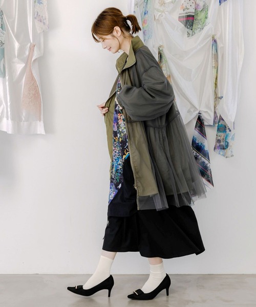 ScoLar（スカラー）の「ScoLar(スカラー) 花蝶刺繍チュール重ねロングブルゾン（ブルゾン・レディース・ブラック/カーキ・MEDIUM）」の4枚目の写真