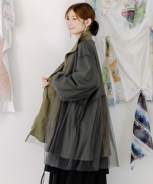 ScoLar（スカラー）の「ScoLar(スカラー) 花蝶刺繍チュール重ねロングブルゾン（ブルゾン・レディース・ブラック/カーキ・MEDIUM）」の5枚目の写真