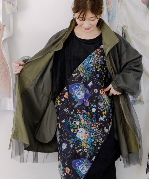 ScoLar（スカラー）の「ScoLar(スカラー) 花蝶刺繍チュール重ねロングブルゾン（ブルゾン・レディース・ブラック/カーキ・MEDIUM）」の6枚目の写真