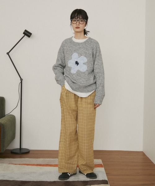 MERLOT（メルロー）の「フラワーモチーフニット（ニット/セーター・レディース・ホワイト/ラベンダー/グレー/ネイビー/ブラウン・FREE）」の13枚目の写真