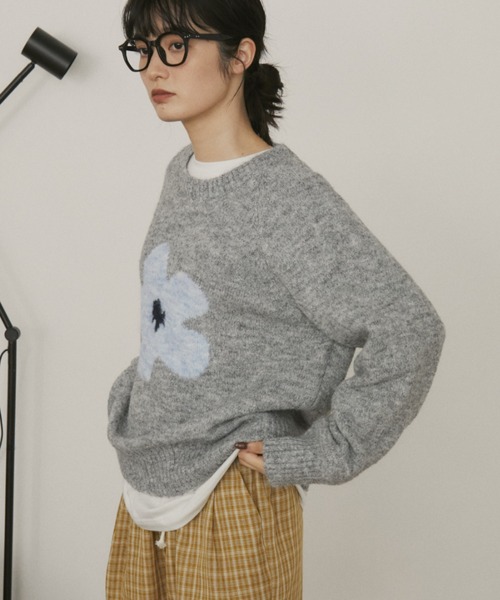 MERLOT（メルロー）の「フラワーモチーフニット（ニット/セーター・レディース・ホワイト/ラベンダー/グレー/ネイビー/ブラウン・FREE）」の11枚目の写真