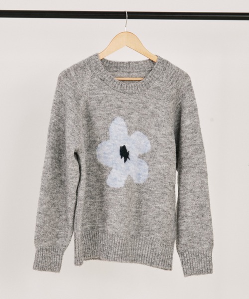 MERLOT（メルロー）の「フラワーモチーフニット（ニット/セーター・レディース・ホワイト/ラベンダー/グレー/ネイビー/ブラウン・FREE）」の6枚目の写真