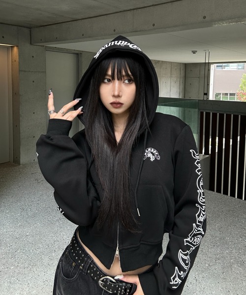 KsG（ケーエスジー）の「Arch Design Lettering Cropped Hoodie（パーカー・レディース・グレー/ブラック・MEDIUM/LARGE/SMALL）」の2枚目の写真
