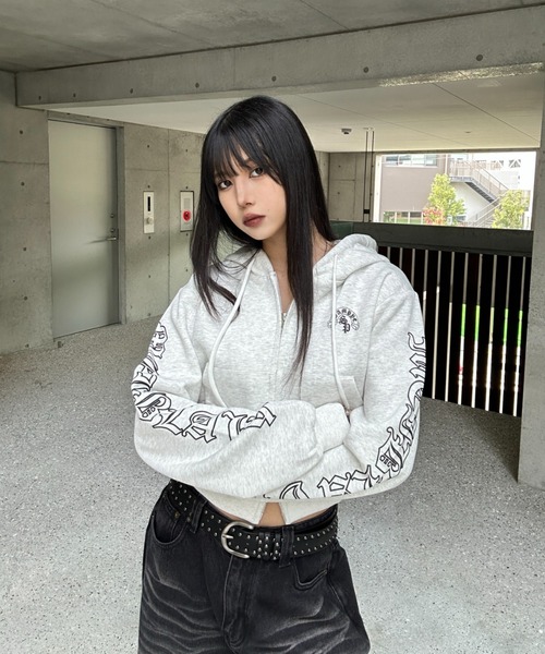 KsG（ケーエスジー）の「Arch Design Lettering Cropped Hoodie（パーカー・レディース・グレー/ブラック・MEDIUM/LARGE/SMALL）」の12枚目の写真