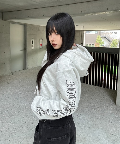 KsG（ケーエスジー）の「Arch Design Lettering Cropped Hoodie（パーカー・レディース・グレー/ブラック・MEDIUM/LARGE/SMALL）」の15枚目の写真
