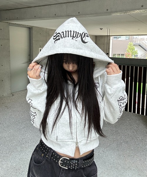 KsG（ケーエスジー）の「Arch Design Lettering Cropped Hoodie（パーカー・レディース・グレー/ブラック・MEDIUM/LARGE/SMALL）」の11枚目の写真