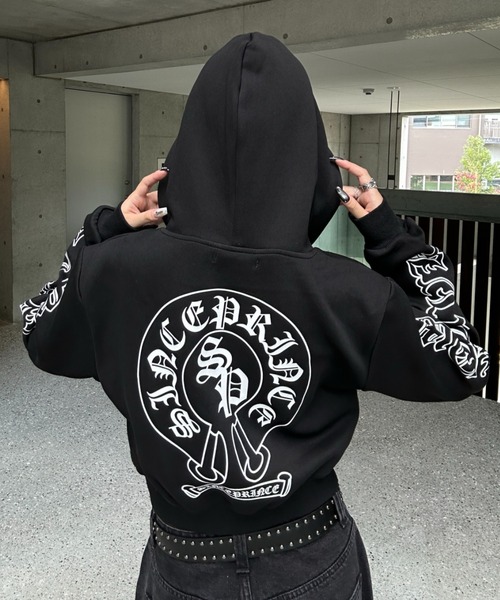 KsG（ケーエスジー）の「Arch Design Lettering Cropped Hoodie（パーカー・レディース・グレー/ブラック・MEDIUM/LARGE/SMALL）」の3枚目の写真