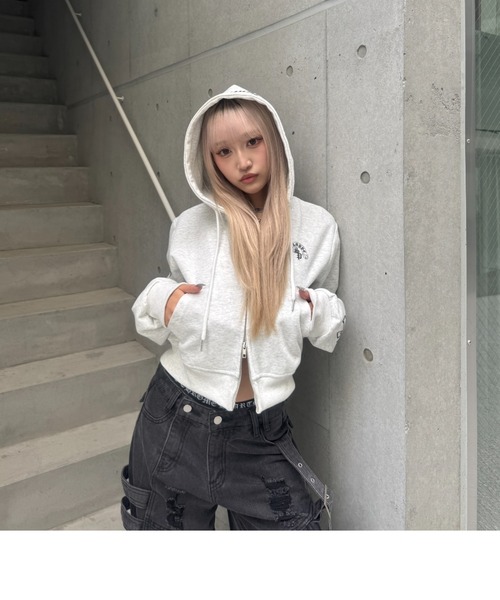 KsG（ケーエスジー）の「Arch Design Lettering Cropped Hoodie（パーカー・レディース・グレー/ブラック・MEDIUM/LARGE/SMALL）」の8枚目の写真