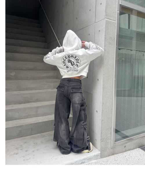 KsG（ケーエスジー）の「Arch Design Lettering Cropped Hoodie（パーカー・レディース・グレー/ブラック・MEDIUM/LARGE/SMALL）」の5枚目の写真