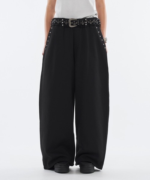 WISH FOR EVER（ウィッシュフォーエバー）の「STUDS DESIGN CURVE SWEAT PANTS / スタッズデザインカーブスウェットパンツ（その他パンツ・メンズ・グレー/ブラック・LARGE/SMALL/MEDIUM）」の2枚目の写真