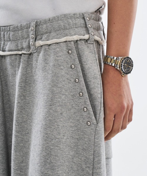 WISH FOR EVER（ウィッシュフォーエバー）の「STUDS DESIGN CURVE SWEAT PANTS / スタッズデザインカーブスウェットパンツ（その他パンツ・メンズ・グレー/ブラック・LARGE/SMALL/MEDIUM）」の17枚目の写真