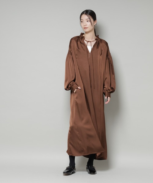 セール】シャーリングギャザースリーブサテンマキシワンピース