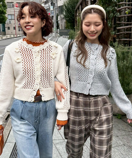 DOUBLE NAME（ダブルネーム）の「透かし編みフラワーモチーフニットカーデ（カーディガン/ボレロ・レディース・オフホワイト/グレー・FREE）」の4枚目の写真