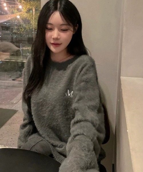 MUCENT(ムセント)の「【日本未発売/WEB限定】MUCENT(ムセント)/アンゴラ オーバーサイズ シャギー ニット/NEUSS ANGORA LOOSE-FIT KNIT(ニット/セーター・レディース・アイボリー/ブラック/チャコールグレー・FREE)」の11枚目の写真