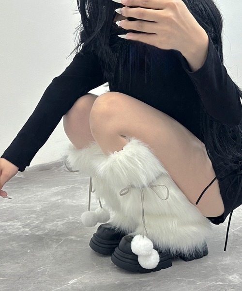 FOLLOWIN(フォロウィン)の「【 ポンポン取り外し可能】レースアップ ファーレッグウォーマー(レッグウォーマー・レディース・ブラック/ホワイト・FREE)」の1枚目の写真