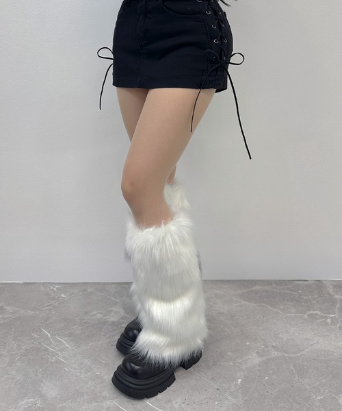FOLLOWIN(フォロウィン)の「【 ポンポン取り外し可能】レースアップ ファーレッグウォーマー(レッグウォーマー・レディース・ブラック/ホワイト・FREE)」の7枚目の写真