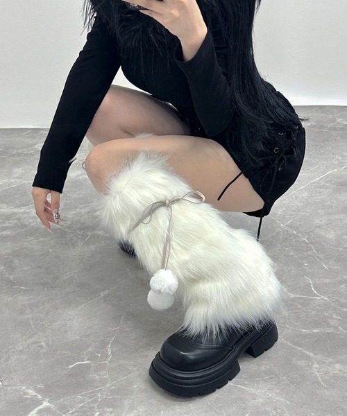 FOLLOWIN(フォロウィン)の「【 ポンポン取り外し可能】レースアップ ファーレッグウォーマー(レッグウォーマー・レディース・ブラック/ホワイト・FREE)」の9枚目の写真