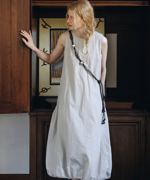 ANDNEEDS(アンドニーズ)の「Balloon string dress (beige)(ワンピース・レディース・その他・FREE)」の4枚目の写真