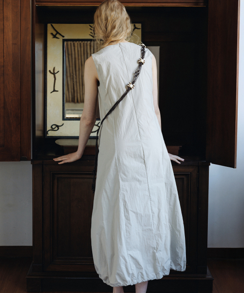 ANDNEEDS(アンドニーズ)の「Balloon string dress (beige)(ワンピース・レディース・その他・FREE)」の2枚目の写真