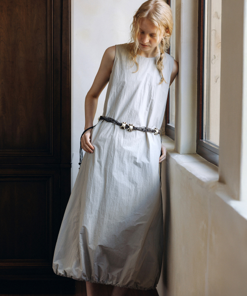 ANDNEEDS(アンドニーズ)の「Balloon string dress (beige)(ワンピース・レディース・その他・FREE)」の3枚目の写真