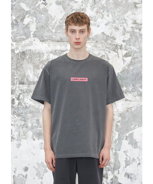 LIMELIGHT APPAREL(ライムライトアパレル)の「アパレルピグメントボックスロゴTシャツ(チャコール/ピンク)(Tシャツ/カットソー・メンズ・その他・SMALL/MEDIUM/LARGE/X-LARGE)」の1枚目の写真