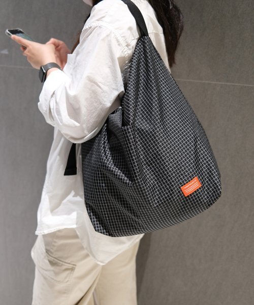 POSH-PROJECTS（ポッシュプロジェクト）の「F137 カンガルーバッグ ラージ ブラックグリッドストップ（ショルダーバッグ・レディース・ブラック系その他・FREE）」の4枚目の写真
