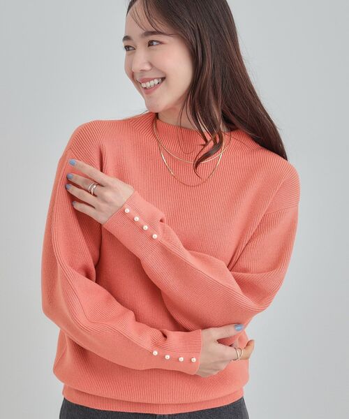 SHOO・LA・RUE（シューラルー）の「【洗濯機可/S-LL/毛玉になりにくい】お袖パールで上品な ハイネックニット（ニット/セーター・レディース・ネイビー/ライトグレー/グリーン系/ピンク系/アイボリー/ライトブルー・01/02/03/04）」の6枚目の写真