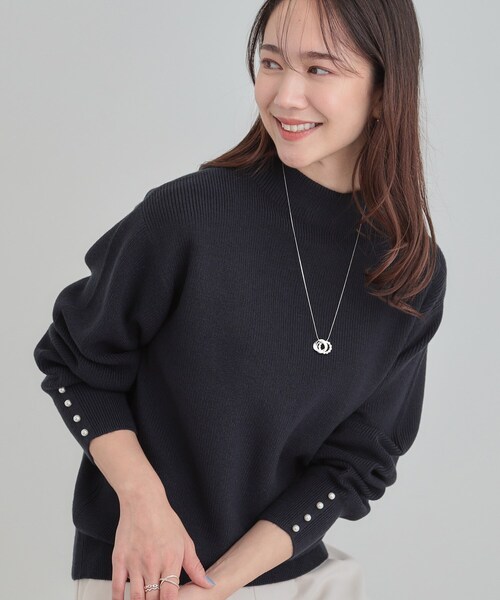 SHOO・LA・RUE（シューラルー）の「【洗濯機可/S-LL/毛玉になりにくい】お袖パールで上品な ハイネックニット（ニット/セーター・レディース・ネイビー/ライトグレー/グリーン系/ピンク系/アイボリー/ライトブルー・01/02/03/04）」の5枚目の写真