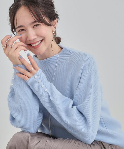 SHOO・LA・RUE（シューラルー）の「【洗濯機可/S-LL/毛玉になりにくい】お袖パールで上品な ハイネックニット（ニット/セーター・レディース・ネイビー/ライトグレー/グリーン系/ピンク系/アイボリー/ライトブルー・01/02/03/04）」の4枚目の写真