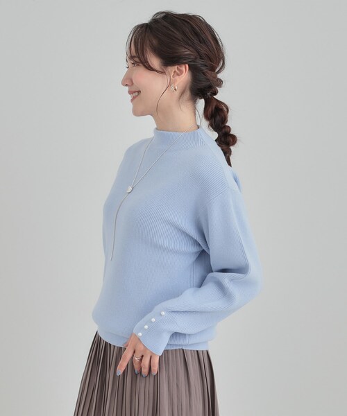 SHOO・LA・RUE（シューラルー）の「【洗濯機可/S-LL/毛玉になりにくい】お袖パールで上品な ハイネックニット（ニット/セーター・レディース・ネイビー/ライトグレー/グリーン系/ピンク系/アイボリー/ライトブルー・01/02/03/04）」の8枚目の写真