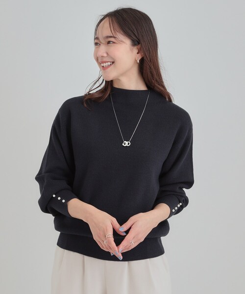 SHOO・LA・RUE（シューラルー）の「【洗濯機可/S-LL/毛玉になりにくい】お袖パールで上品な ハイネックニット（ニット/セーター・レディース・ネイビー/ライトグレー/グリーン系/ピンク系/アイボリー/ライトブルー・01/02/03/04）」の11枚目の写真
