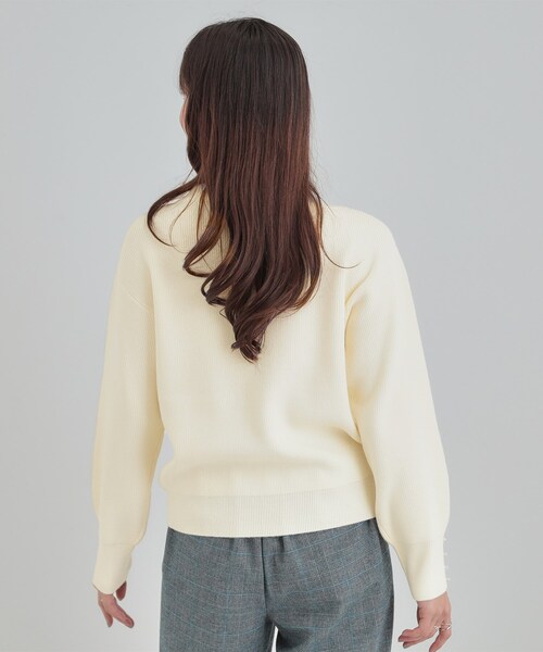 SHOO・LA・RUE（シューラルー）の「【洗濯機可/S-LL/毛玉になりにくい】お袖パールで上品な ハイネックニット（ニット/セーター・レディース・ネイビー/ライトグレー/グリーン系/ピンク系/アイボリー/ライトブルー・01/02/03/04）」の16枚目の写真