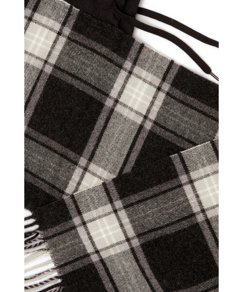 DIESEL(ディーゼル)の「メンズ フード付きストール/マフラー S-CARHOOD(ストール/ショール・メンズ・ブラック・UNI)」の2枚目の写真