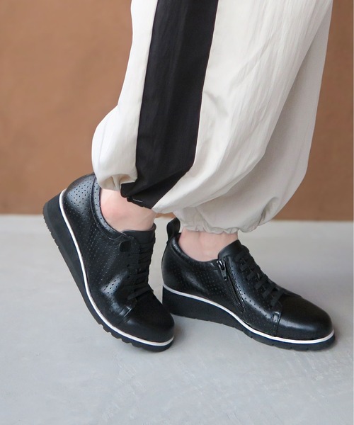 enchanted(エンチャンテッド)の「本革サイドジップエラスティックレースウェッジスニーカー(スニーカー・レディース・ホワイト/ブラック・24/23.5/23/22.5/25/24.5)」の1枚目の写真