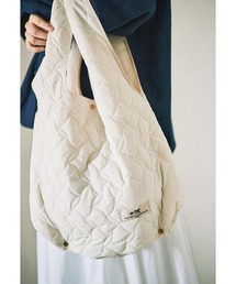 and myera（アンド マイラ）の「ａｎｄ　ｍｙｅｒａ　スノーボールのようなキルトバッグ（トートバッグ）」