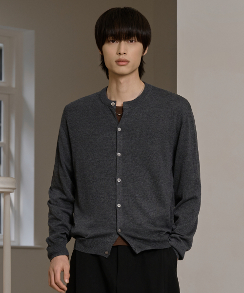HYOJI(ヒョージ)の「カシミヤブレンドラウンドクロップニットカーディガン (5カラー)(カーディガン/ボレロ・メンズ・ブラウン/チャコール/アイボリー/ブラック/グレイッシュブルー/グレー・L/M/XL)」の14枚目の写真