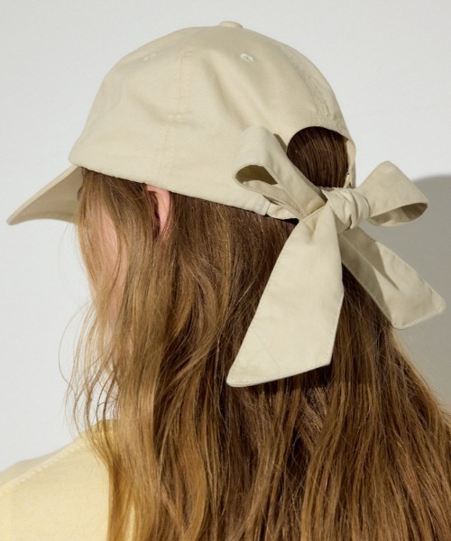 AZUL by moussy（アズールバイマウジー）の「バックリボンキャップ（キャップ・レディース・ライトベージュ/ブラック・FREE）」の2枚目の写真