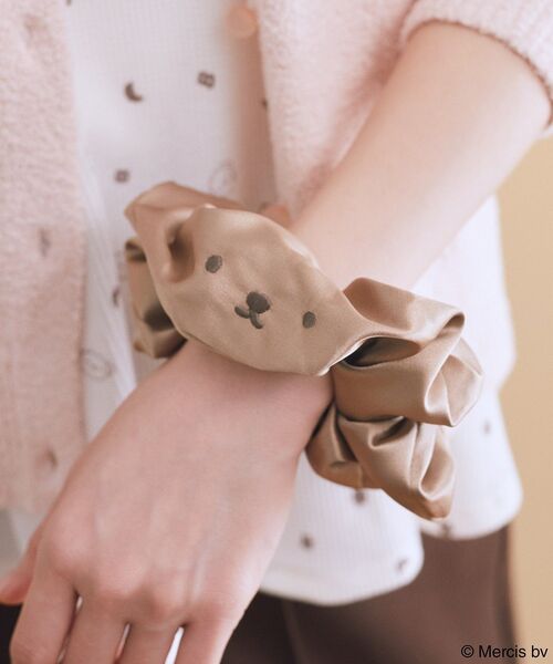 earth music&ecology（アースミュージックアンドエコロジー）の「miffy/earth フェイス刺繍シュシュ（その他ヘアアクセサリー・レディース・ブラウン/アイボリー・FREE）」の2枚目の写真