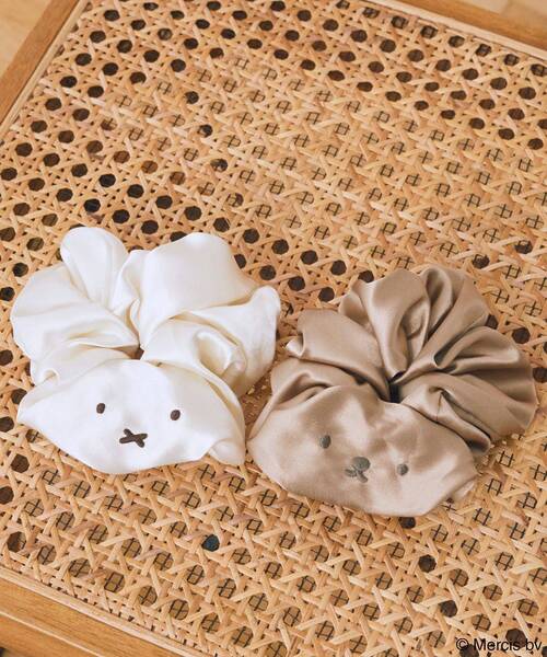 earth music&ecology（アースミュージックアンドエコロジー）の「miffy/earth フェイス刺繍シュシュ（その他ヘアアクセサリー・レディース・ブラウン/アイボリー・FREE）」の3枚目の写真